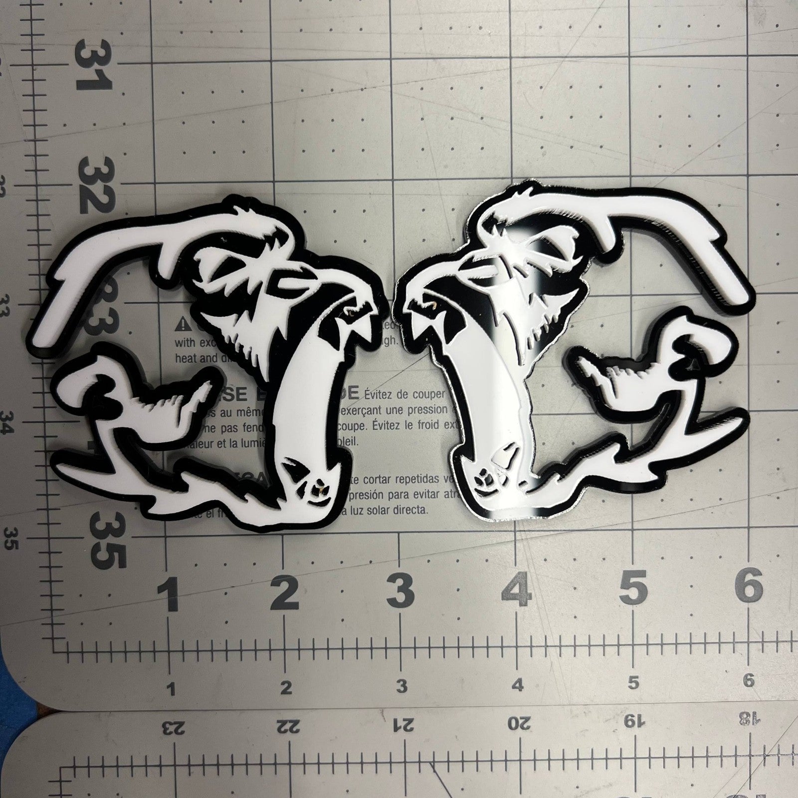 2PCS Gorilla Emblem Badges – Aggressive 3D Acrylic Car & SUV Fender Decals