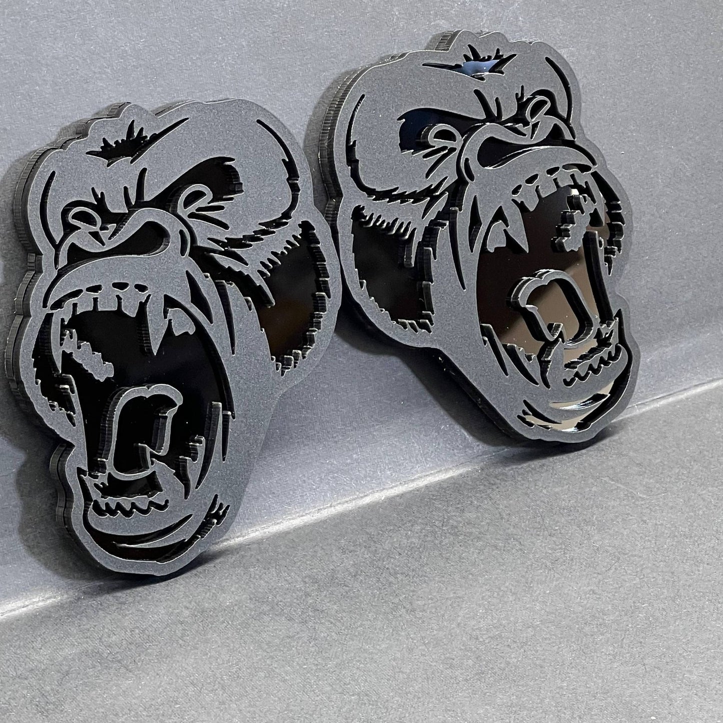 2PCS Gorilla Emblems – Durable Angry 3D Acrylic Fender Badges for Vehicles