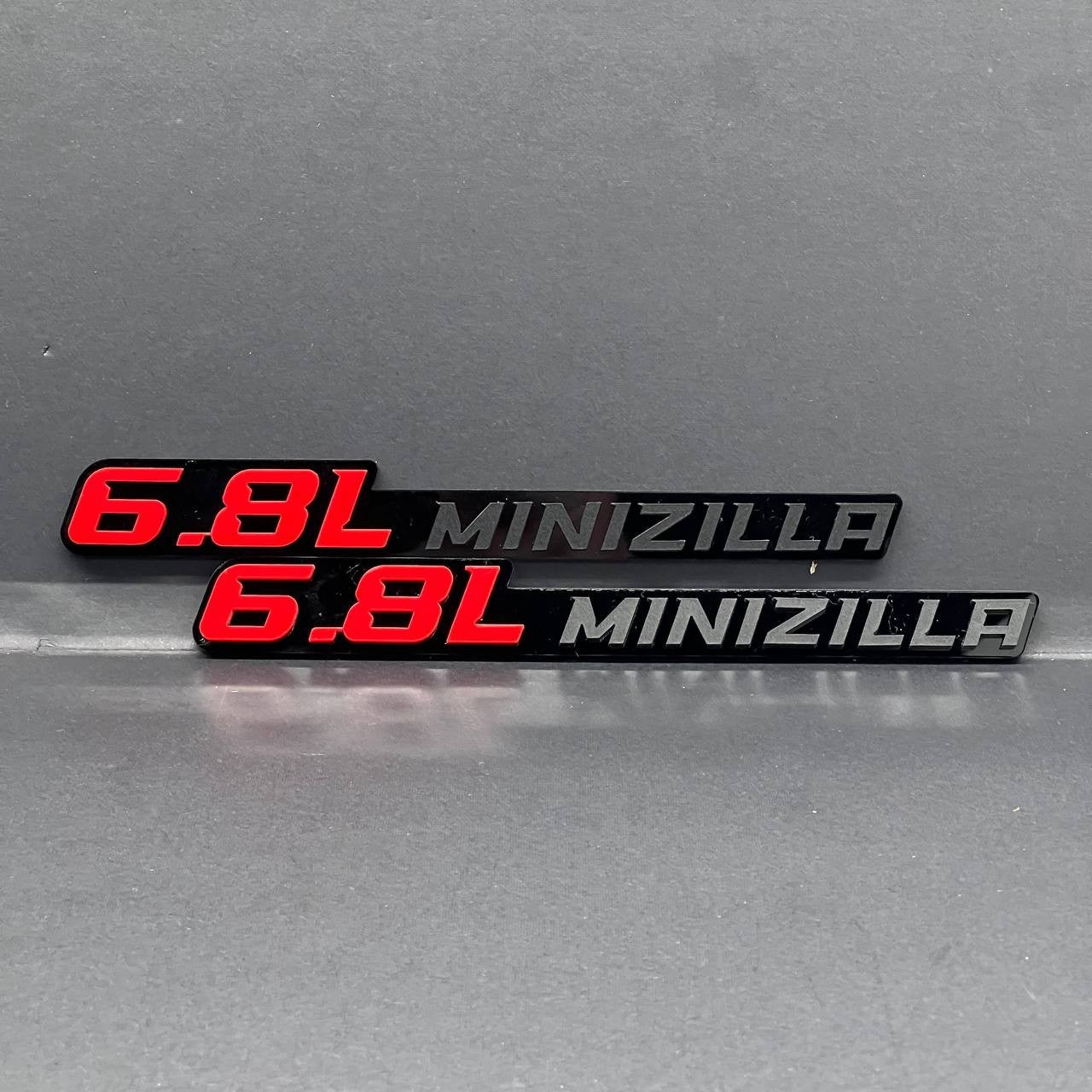 2PCS 6.8L Minizilla Engine Emblems – Custom 3D Acrylic Multicolor Car Fender