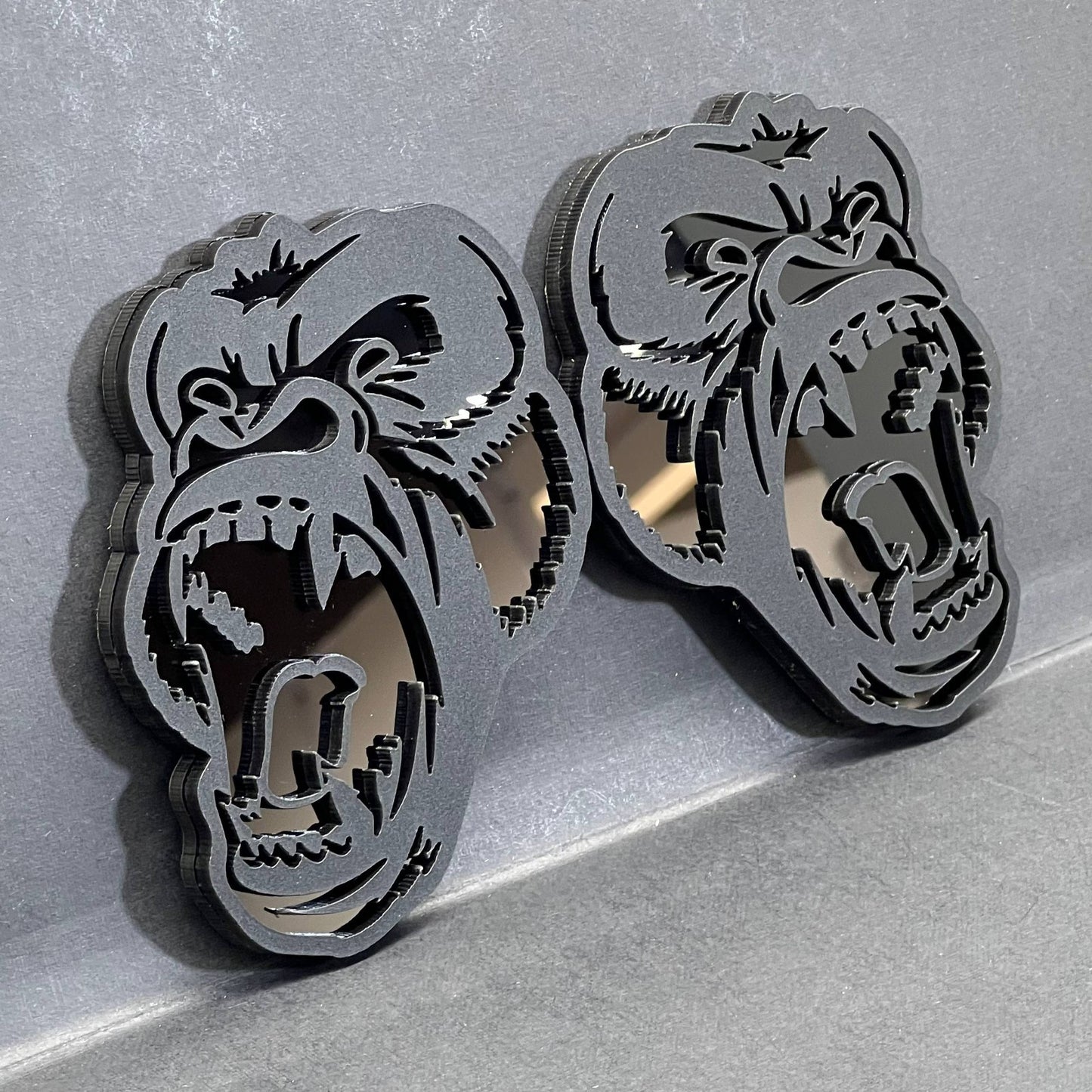 2PCS Gorilla Emblems – Durable Angry 3D Acrylic Fender Badges for Vehicles