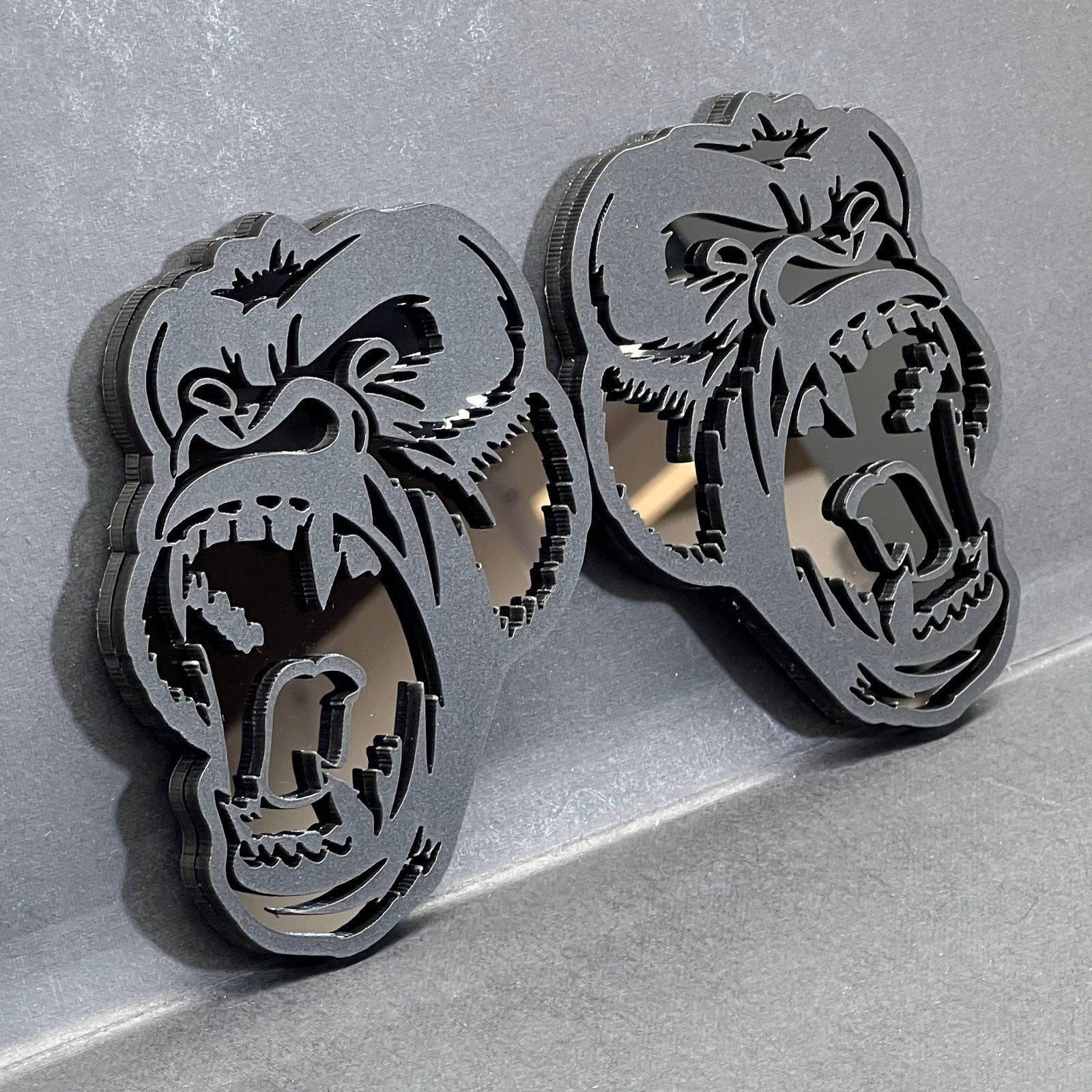 2PCS Gorilla Emblems – Durable Angry 3D Acrylic Fender Badges for Vehicles
