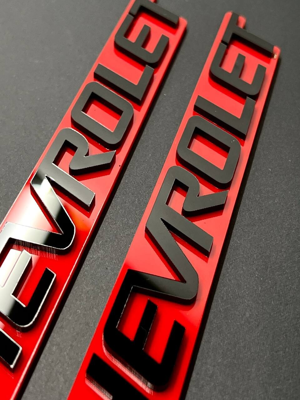 2PCS Black CHEVROLET Emblem Badges on Red Background – Aggressive 3D Styling
