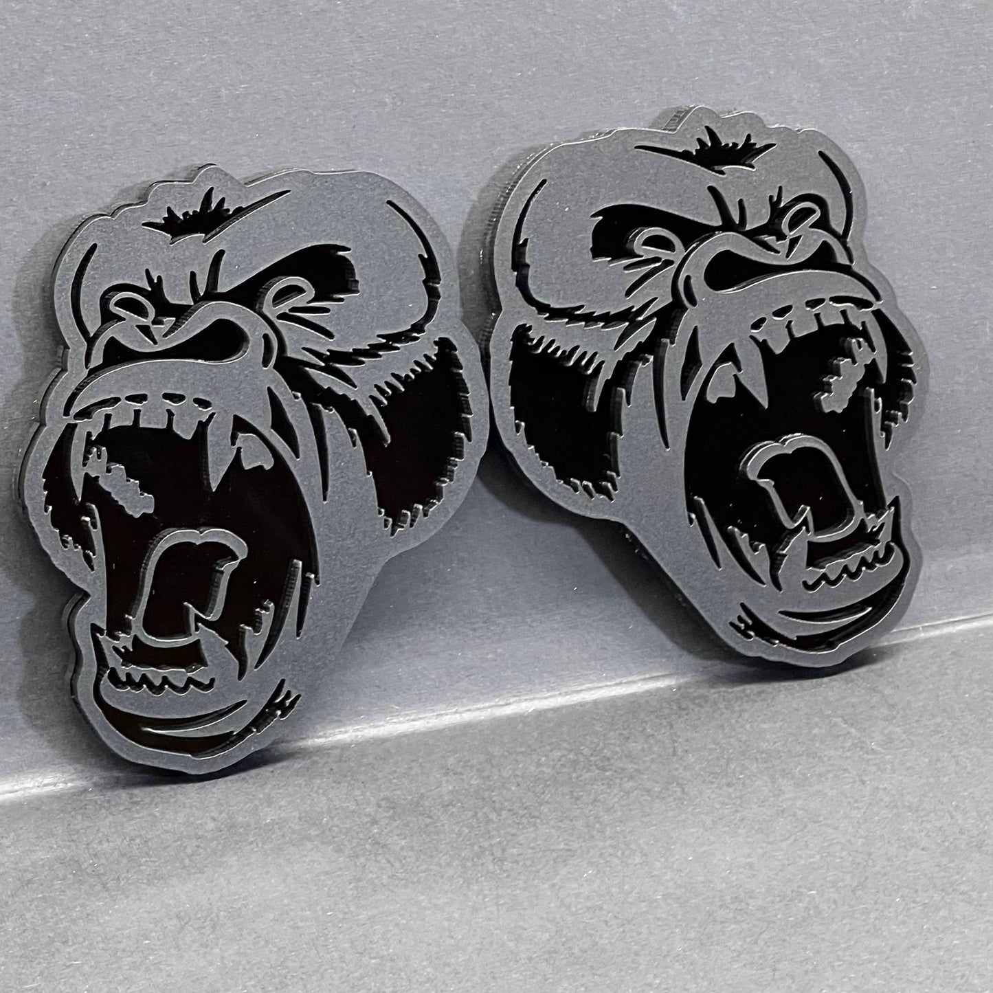 2PCS Gorilla Emblems – Durable Angry 3D Acrylic Fender Badges for Vehicles