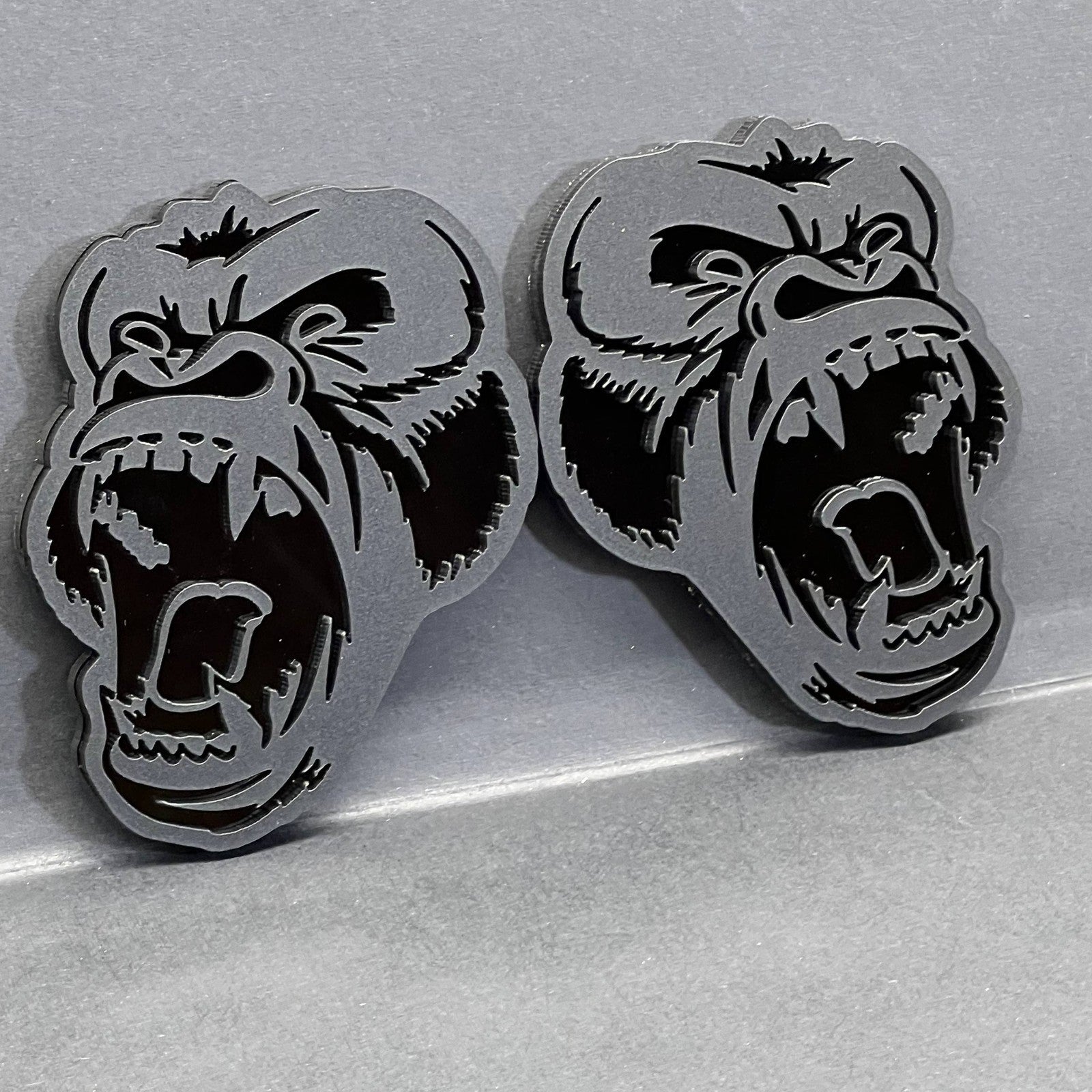 2PCS Gorilla Emblems – Durable Angry 3D Acrylic Fender Badges for Vehicles