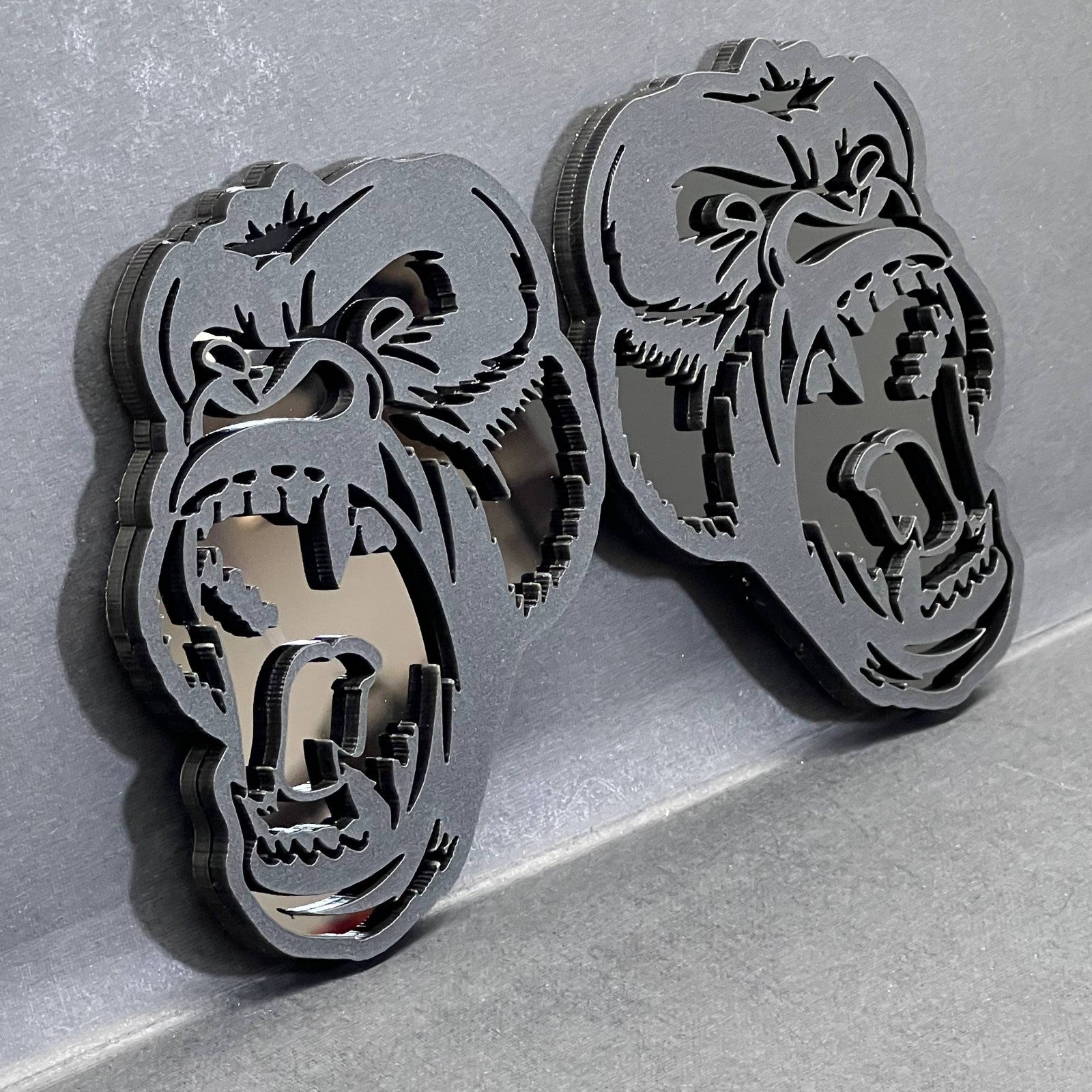 2PCS Gorilla Emblems – Durable Angry 3D Acrylic Fender Badges for Vehicles