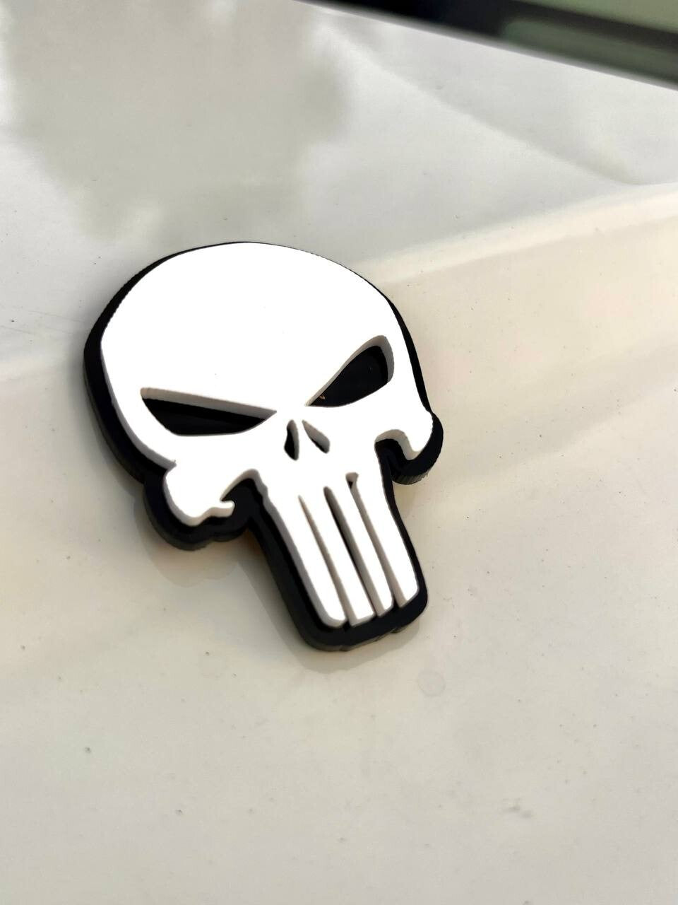 2PCS 18-24 WRANGLER JL GLADIATOR WHITE PUNISHER FENDER EMBLEM BADGE