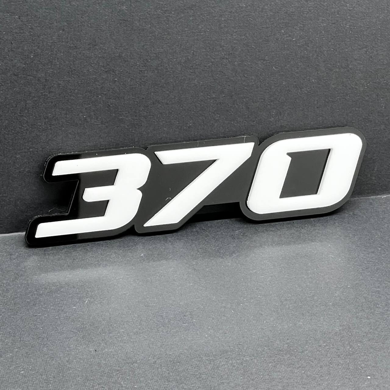 2x White black 370 Hemi Emblems 370 Side Fender Badge 3D for 370 Emblem
