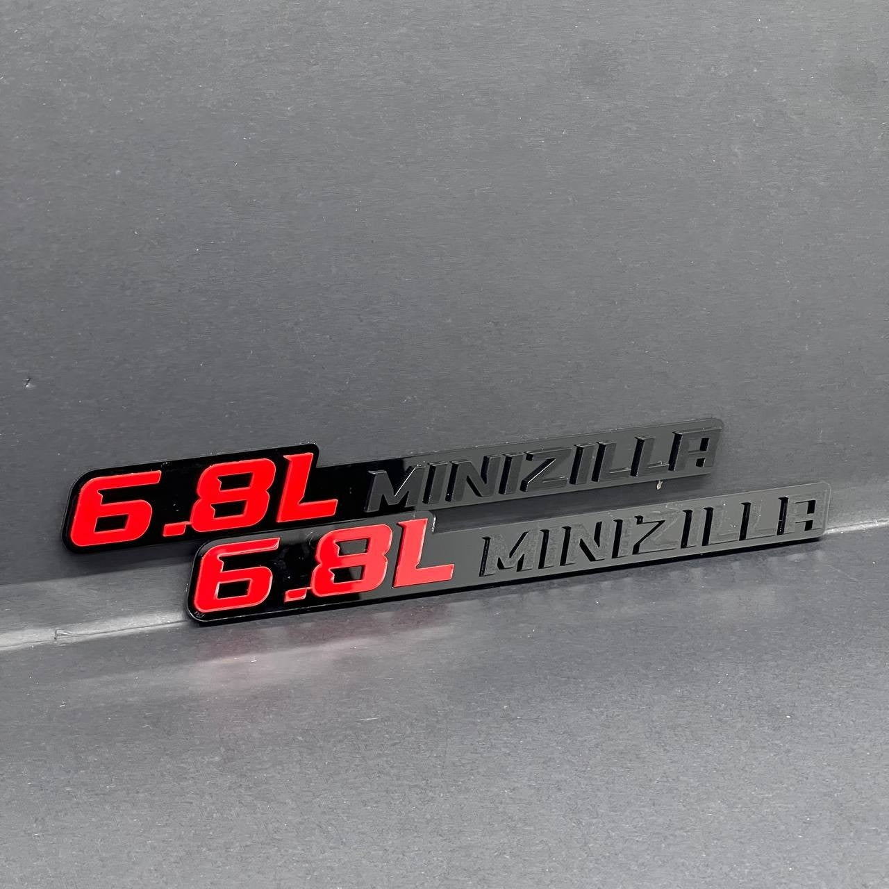 2PCS 6.8L Minizilla Engine Emblems – Custom 3D Acrylic Multicolor Car Fender