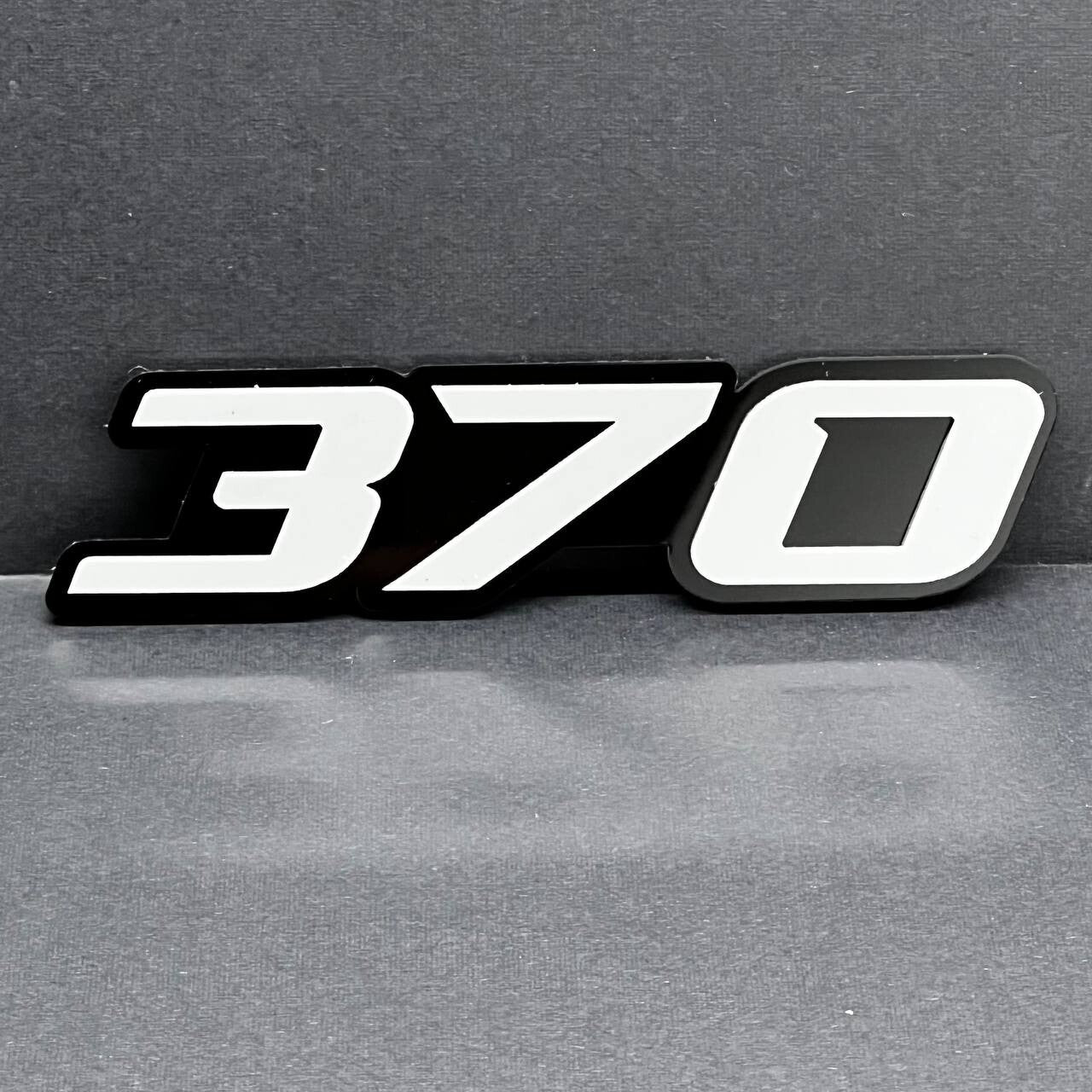 2x White black 370 Hemi Emblems 370 Side Fender Badge 3D for 370 Emblem