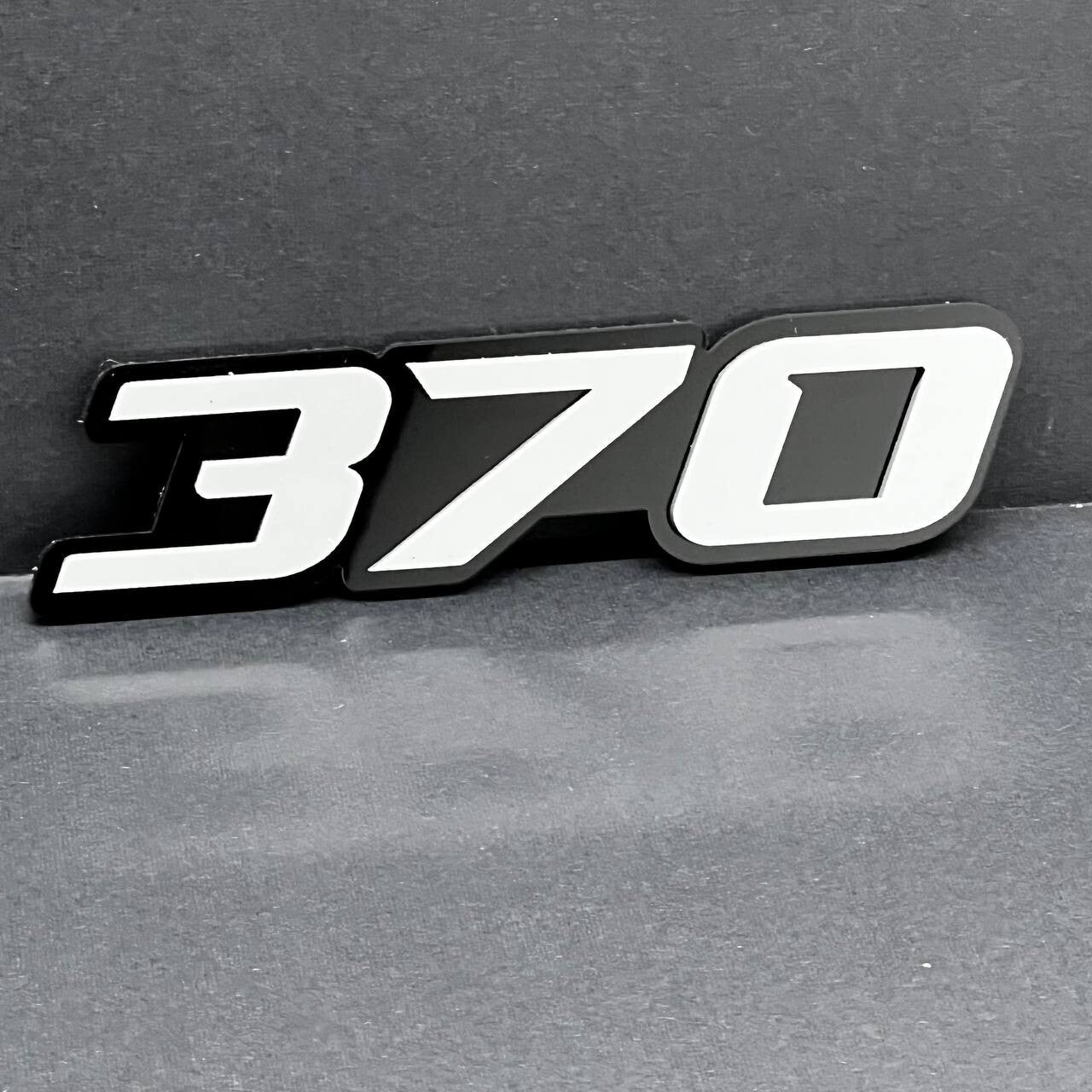2x White black 370 Hemi Emblems 370 Side Fender Badge 3D for 370 Emblem