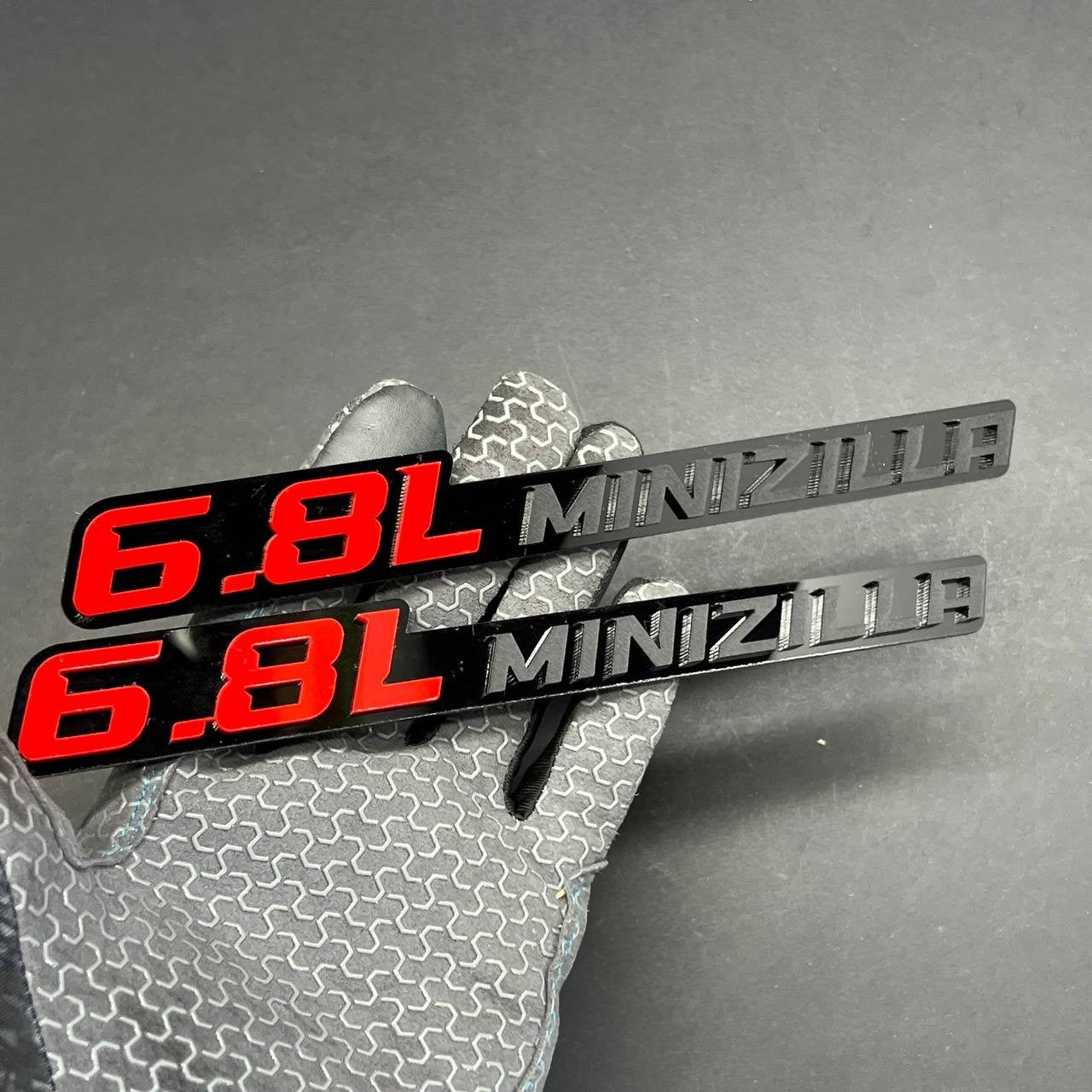 2PCS 6.8L Minizilla Engine Emblems – Custom 3D Acrylic Multicolor Car Fender