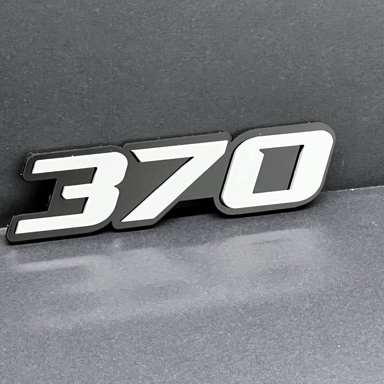 2x White black 370 Hemi Emblems 370 Side Fender Badge 3D for 370 Emblem